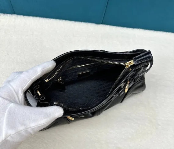 Кожаная большая сумка Prada Bonnie