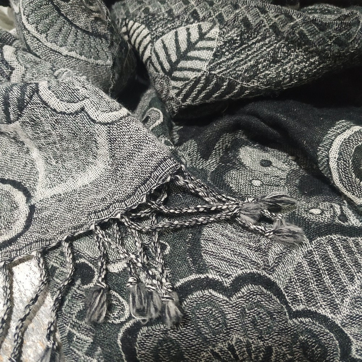 Кашне материал Шерсть вареная (Lana cotta) Цветы цвет черный серый размер 160х32 см.