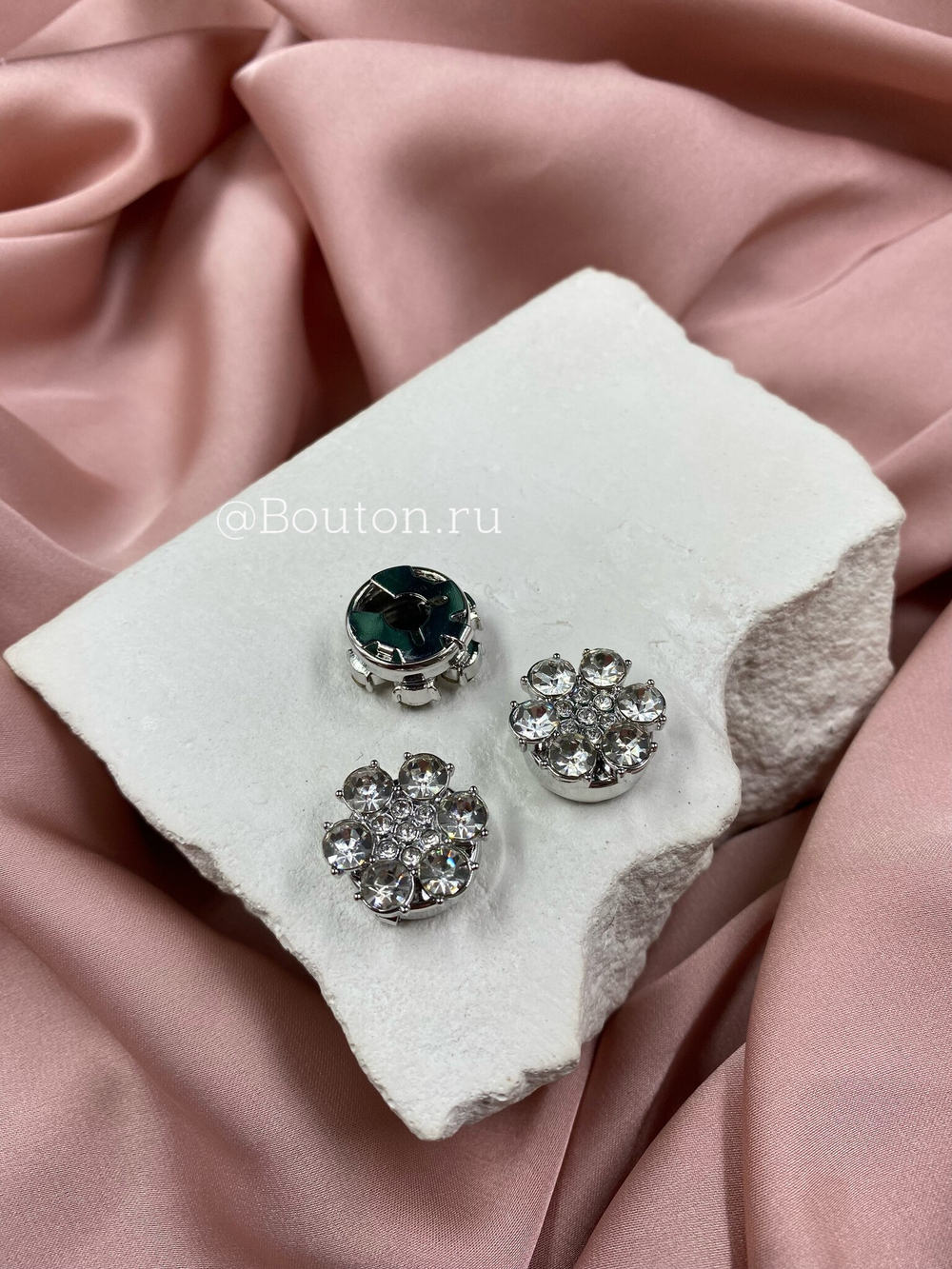 Накладка на пуговицу серебряные со стразами