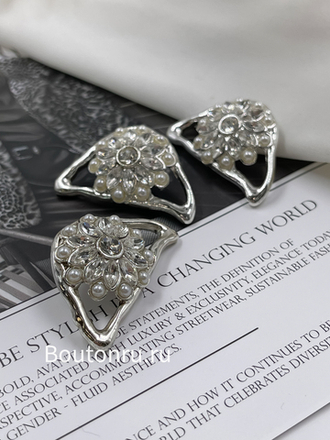 Пуговицы серебристые в форме глаза с жемчужинами и стразами Скиапар.