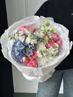 Букет сборный из гортензии, кустовых пионовидных роз, маттиолы и хелеборуса
