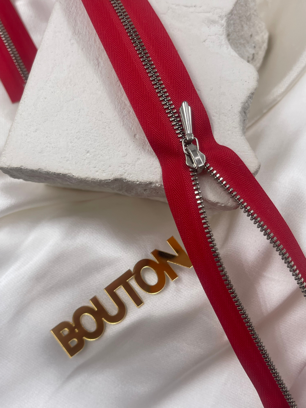 Молния металл Riri, неразъёмная, цвет 2407, красный