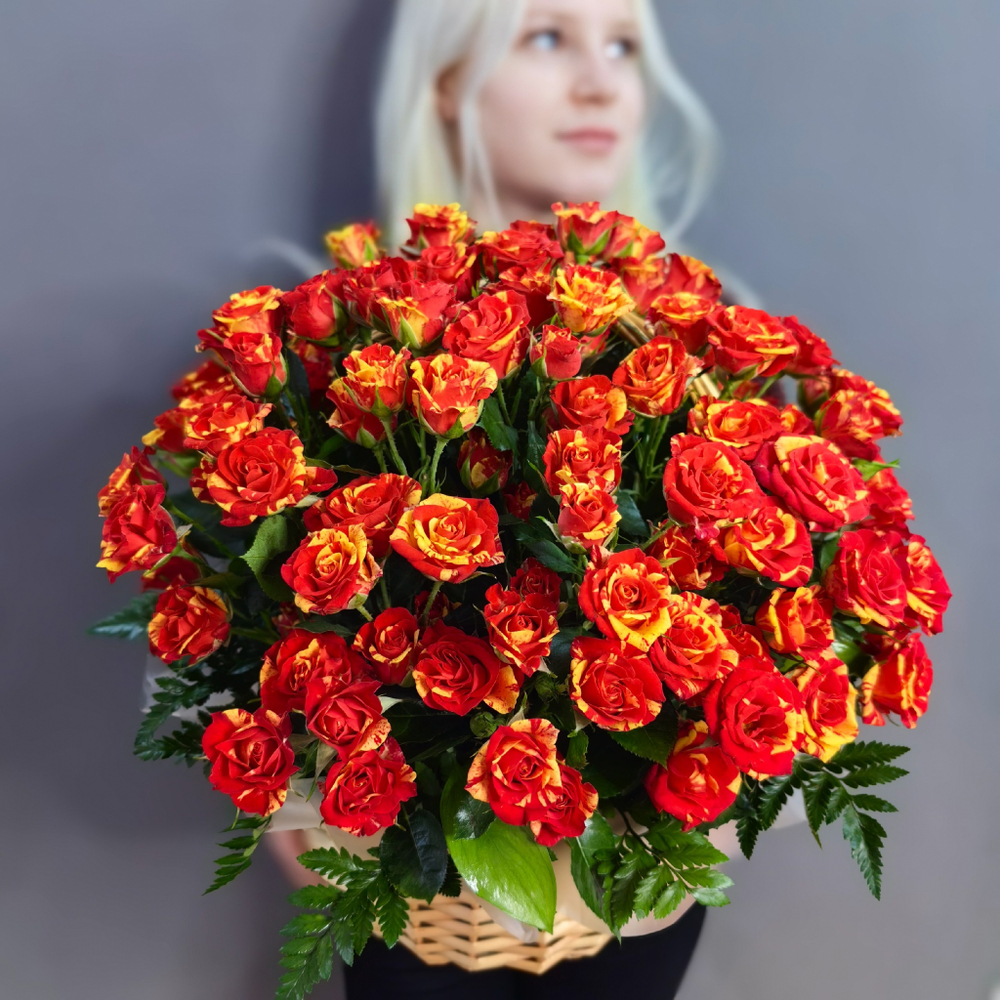 Корзина с кустовыми розами сорта "Fire flash"