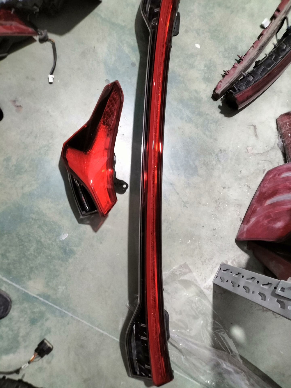 Задняя сквозная оптика (фонарь) на SAIC Maxus D60