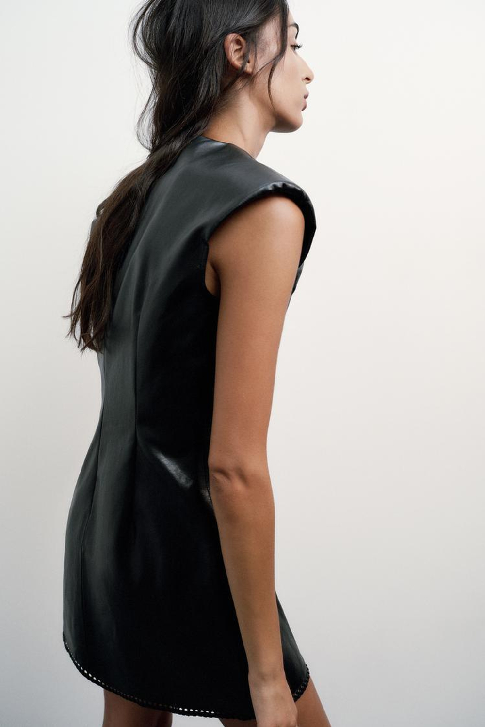 ZARA КОРОТКОЕ ПЛАТЬЕ ИЗ ИСКУССТВЕННОЙ КОЖИ, ЧЕРНЫЙ