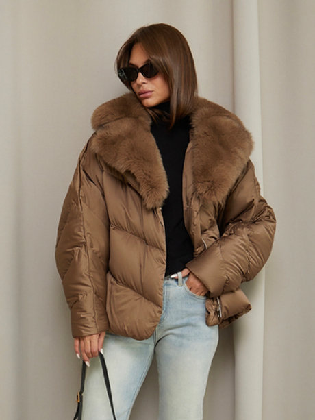 Коричневый пуховик с меховым воротником