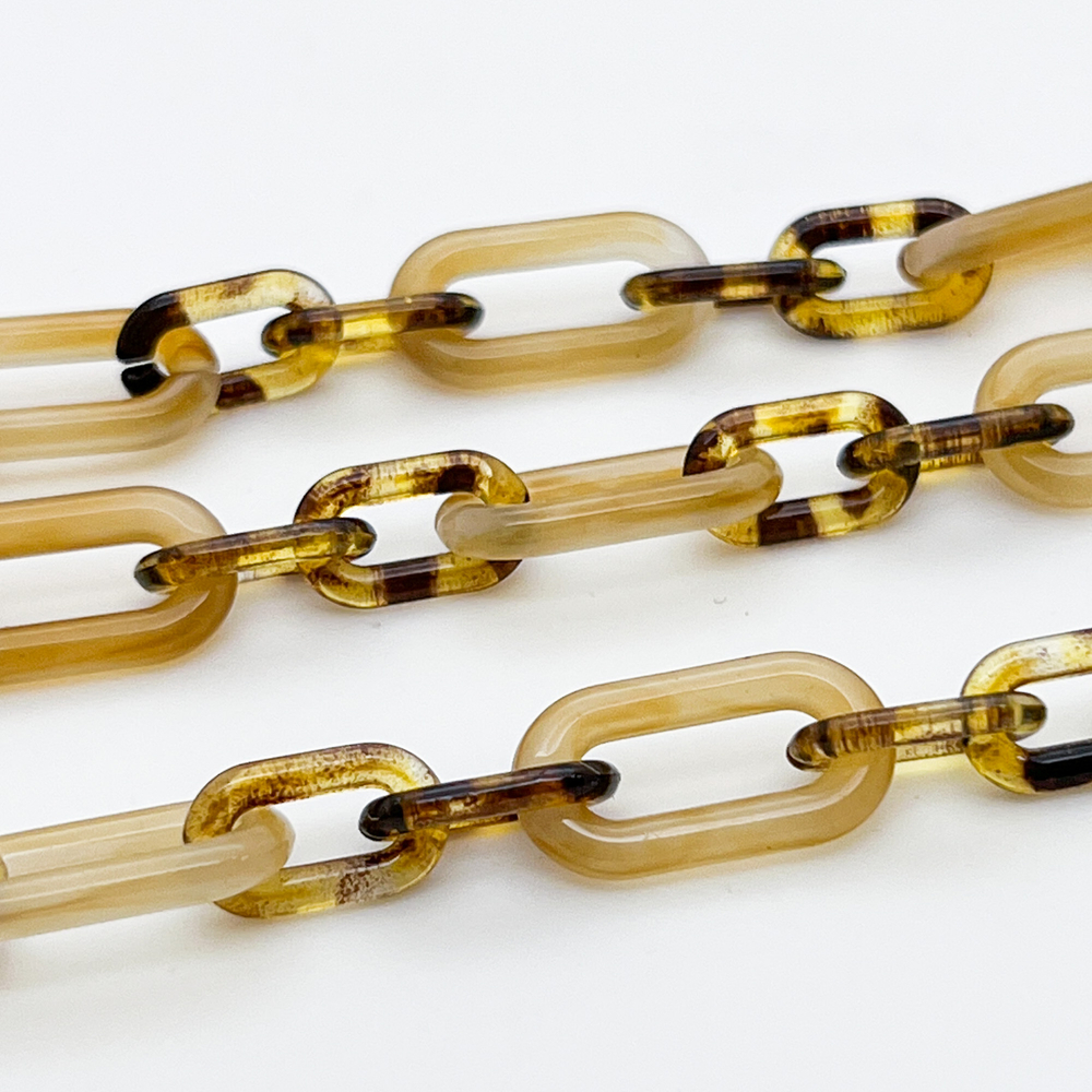 Цепочка пластик, цвет бежевый, размер звена 20*11 и 14*8 мм, цена за 1 метр