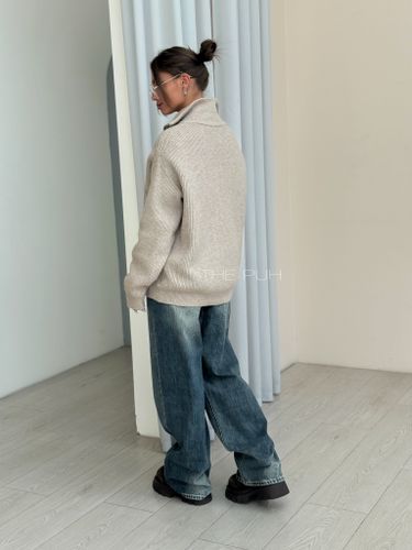 Бежевый свитер на молнии