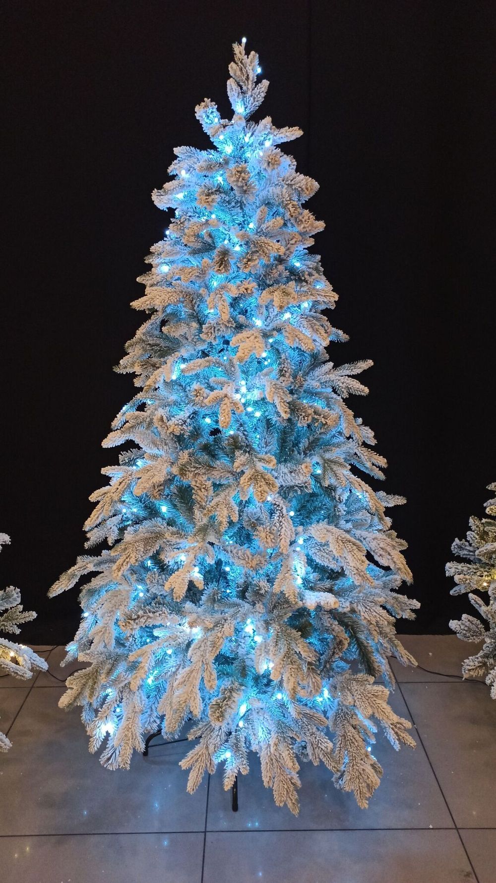 Заснеженная ель с гирляндой «Россо» холодный свет (Литая+пвх) 120 см / 1,2 м