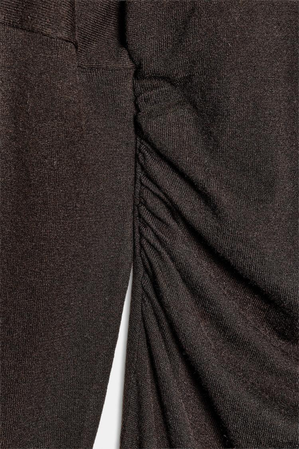 ZARA ТРИКОТАЖНОЕ ПЛАТЬЕ МИДИ С ВЫРЕЗАМИ, КОРИЧНЕВЫЙ