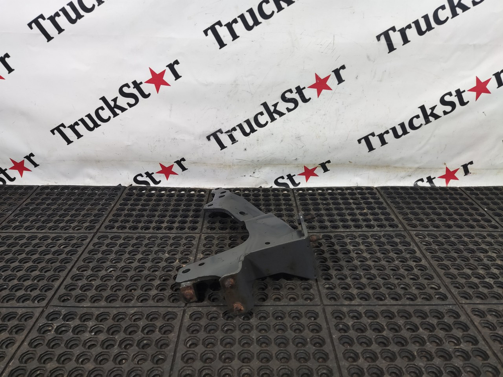 Кронштейн бампера правый