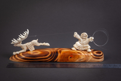 "Ловля оленя", минатюра из кости