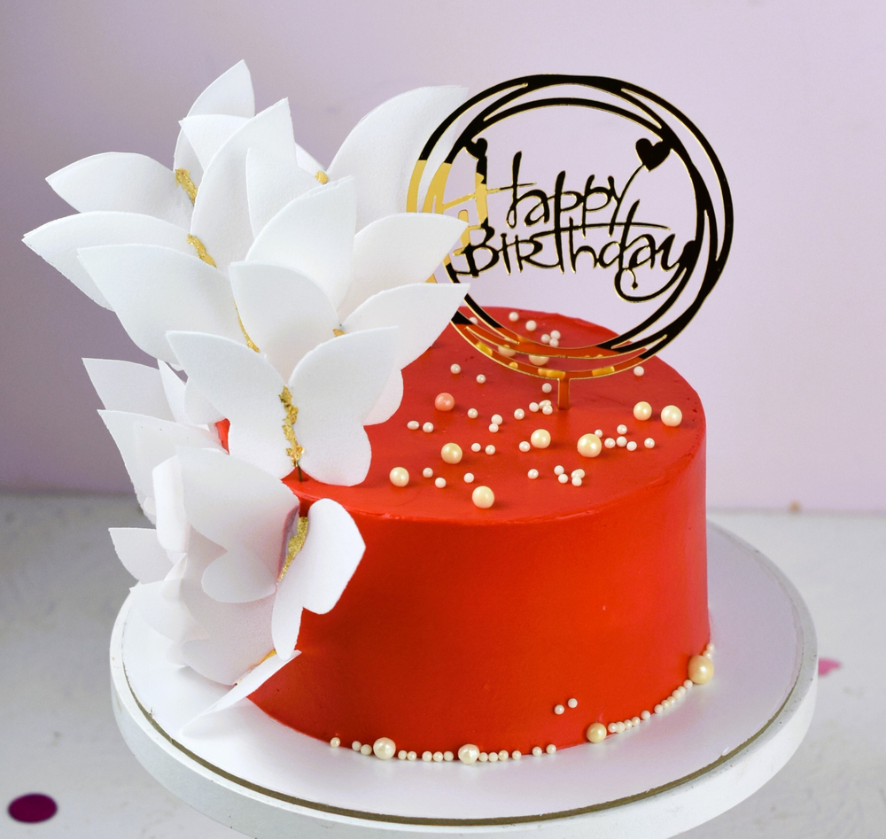 Красный торт с бабочками и бусинами на день рождения