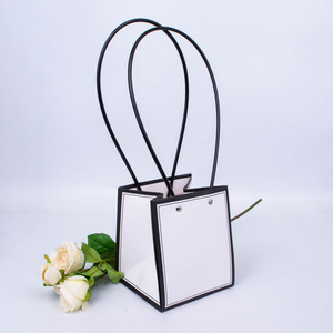 Пакет для цветов с черной оконтовкой Белый