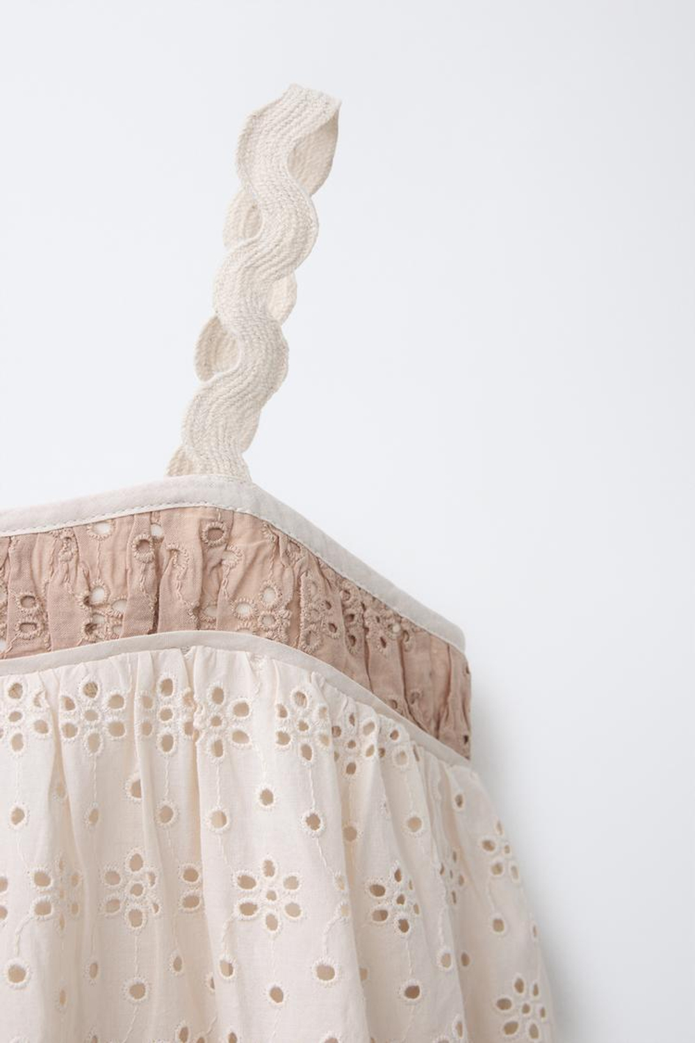 ZARA ПЛАТЬЕ С АЖУРНОЙ ВЫШИВКОЙ, БЕЖЕВО-КОРИЧНЕВЫЙ