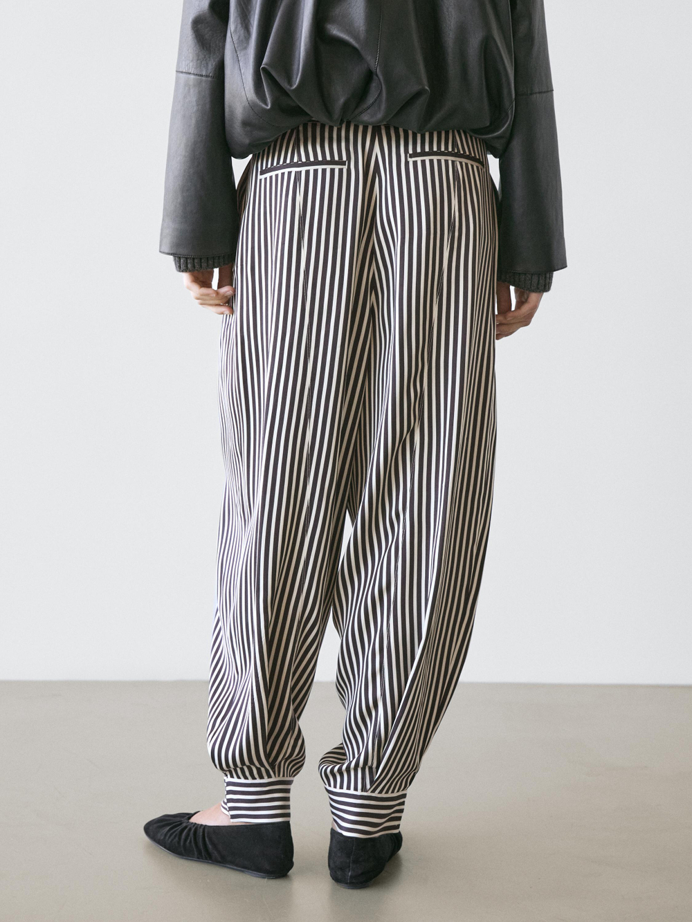 Massimo Dutti Полосатые драпированные брюки с вытачками, черный/белый