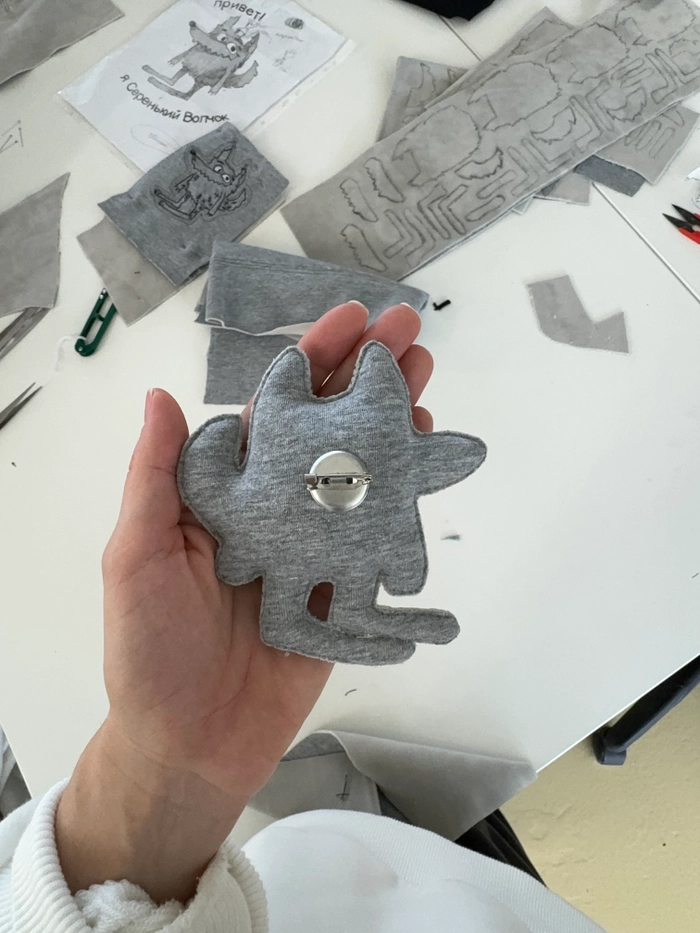 БРОШЬ ВОЛК СЕРЫЙ