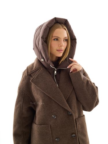 Шоколадное двубортное пальто с манишкой