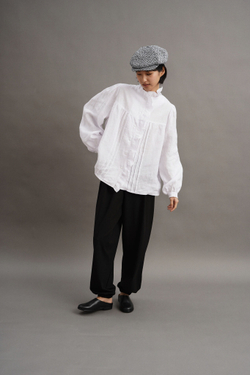 Блузка с рюшами и воротником-стоечкой из белого льна