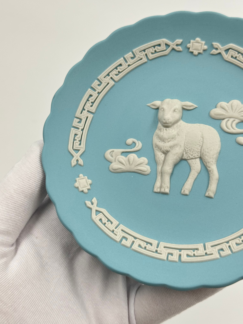 Тарелка декоративная Wedgwood «Год Овцы» бирюзовая