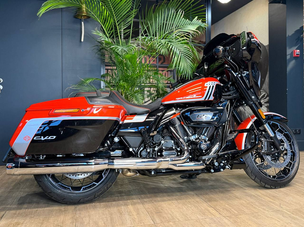 Harley-Davidson CVO Street Glide (Legendary Orange)
