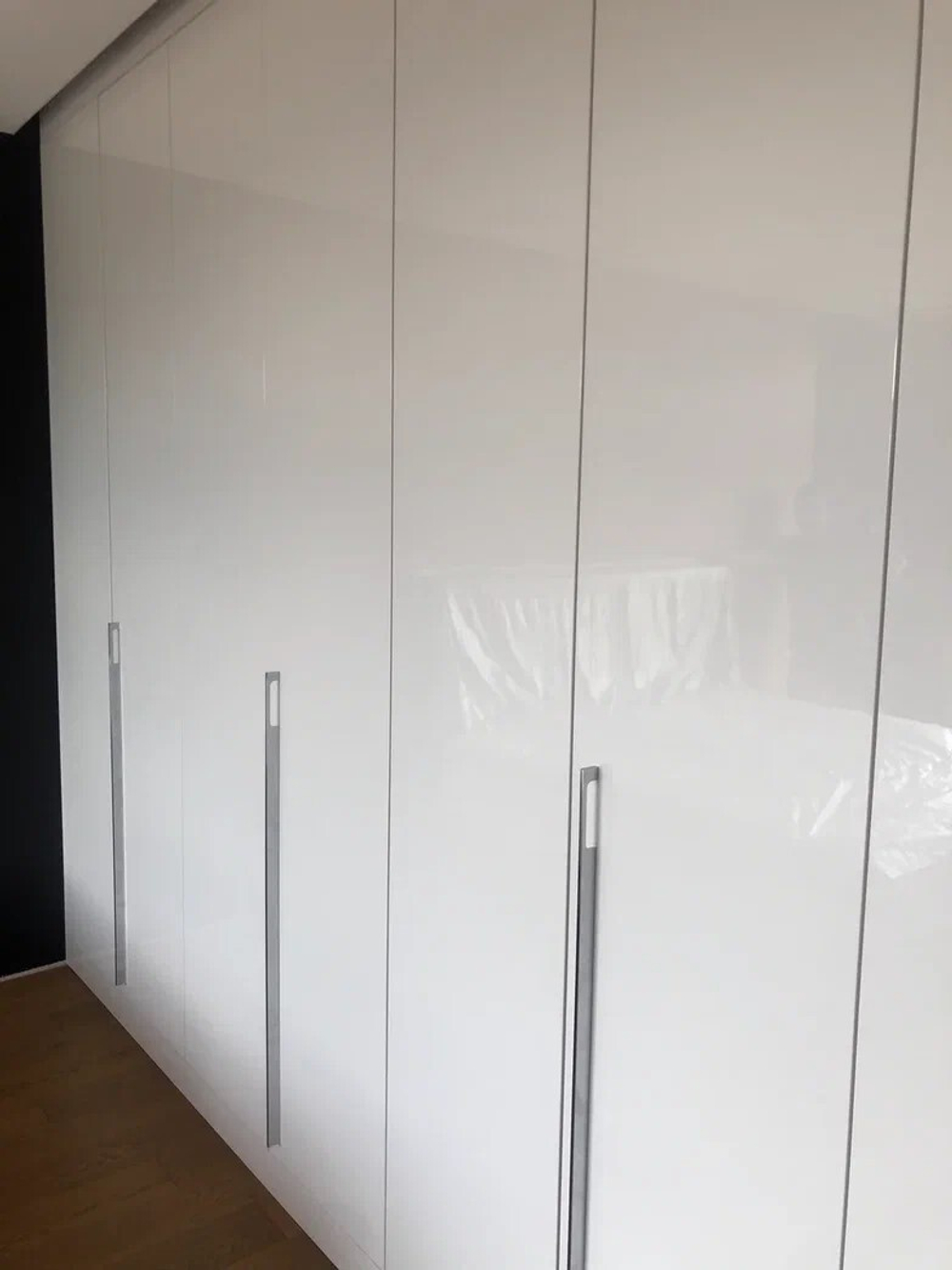 Глянцевый встроенный шкаф в современном стиле
