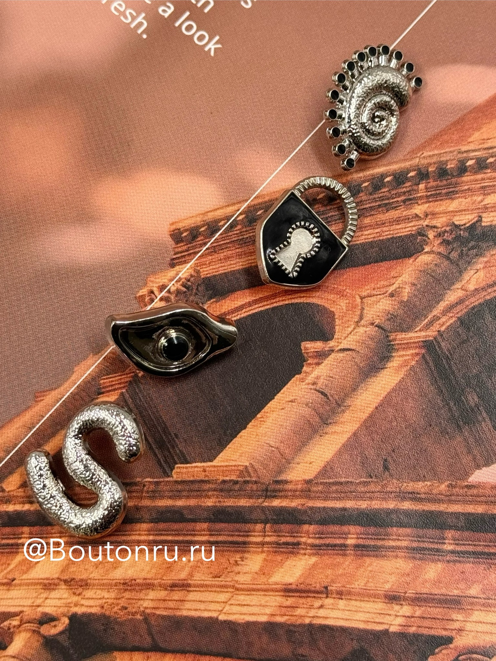 Пуговицы серебристые ракушка с черной эмалью Скиапар.