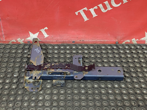 Кронштейн крыла переднего левого