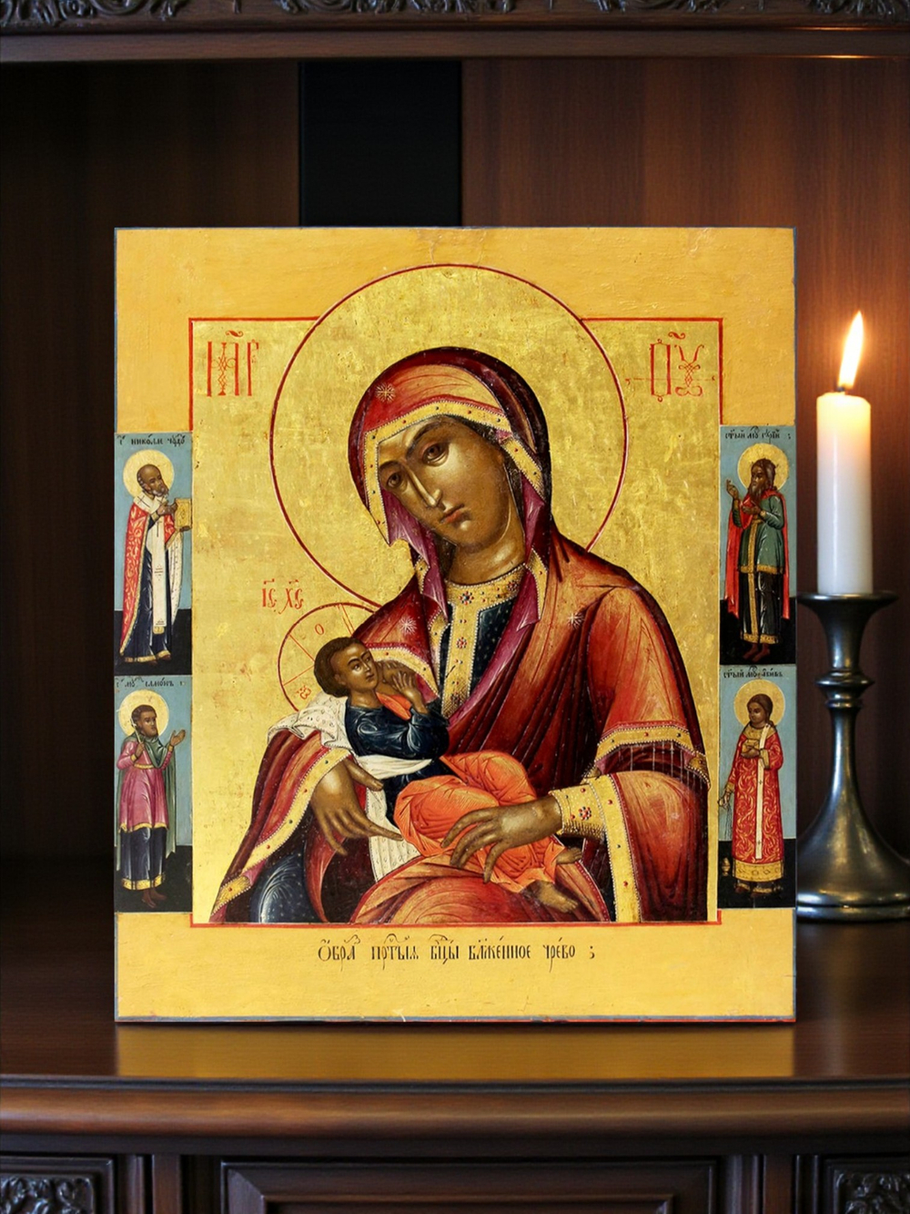 Икона представляет особенную и трогательную сцену: Божия Матерь изображена сидящей в позе материнской нежности и смирения.