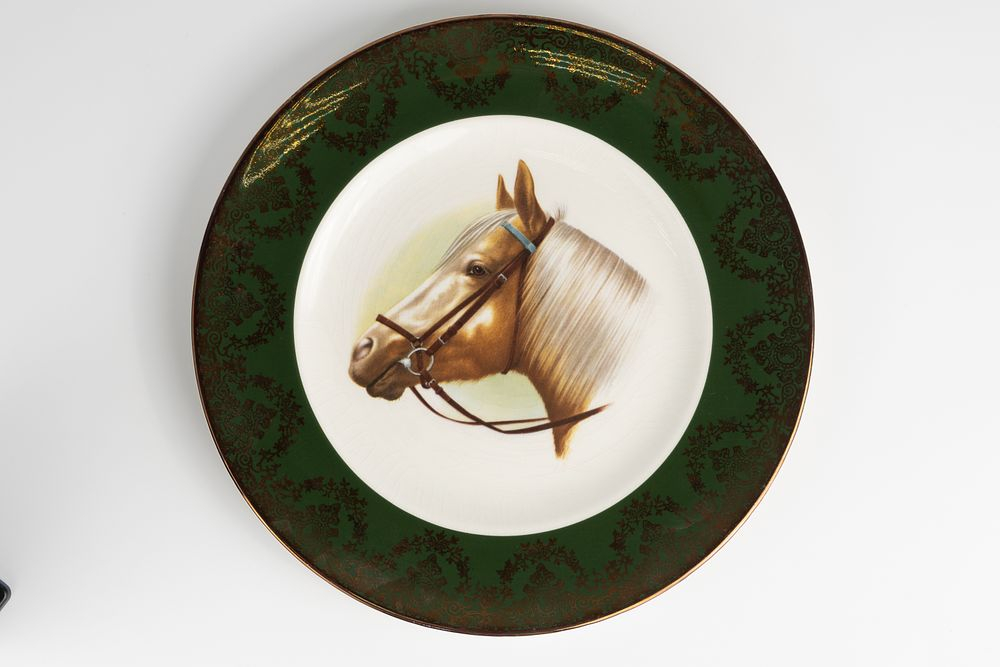 Винтажная коллекционная декоративная кабинетная тарелка с изображением лошади
