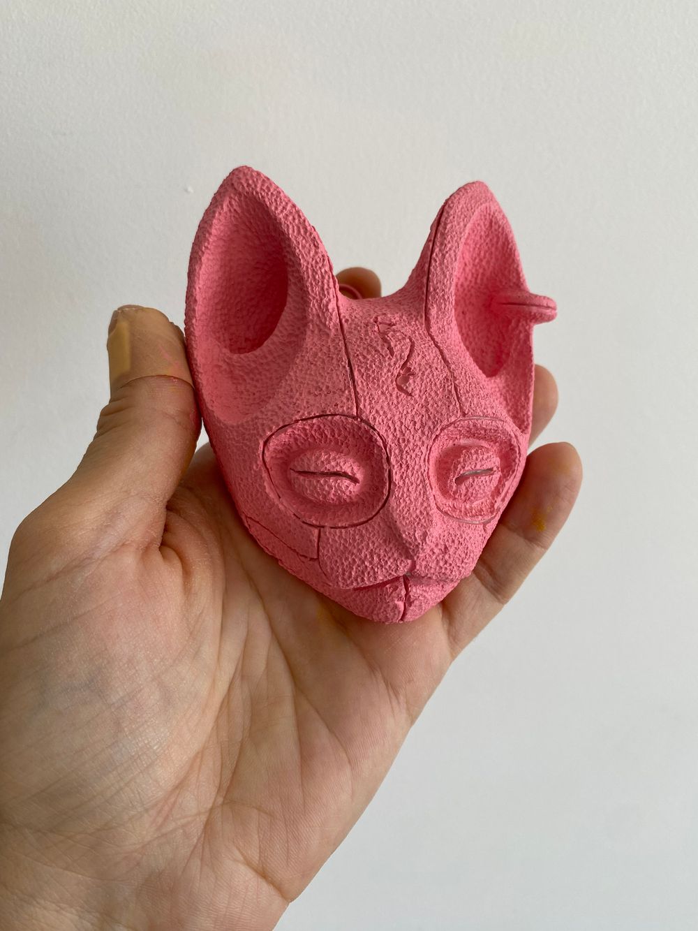 Барельеф Great Russian Wall Кошка с пирсингом розовый