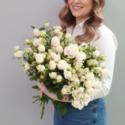 Охапка белых кустовых роз.