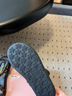 Женские сандалии Miu Miu коричневого цвета шнурованные
