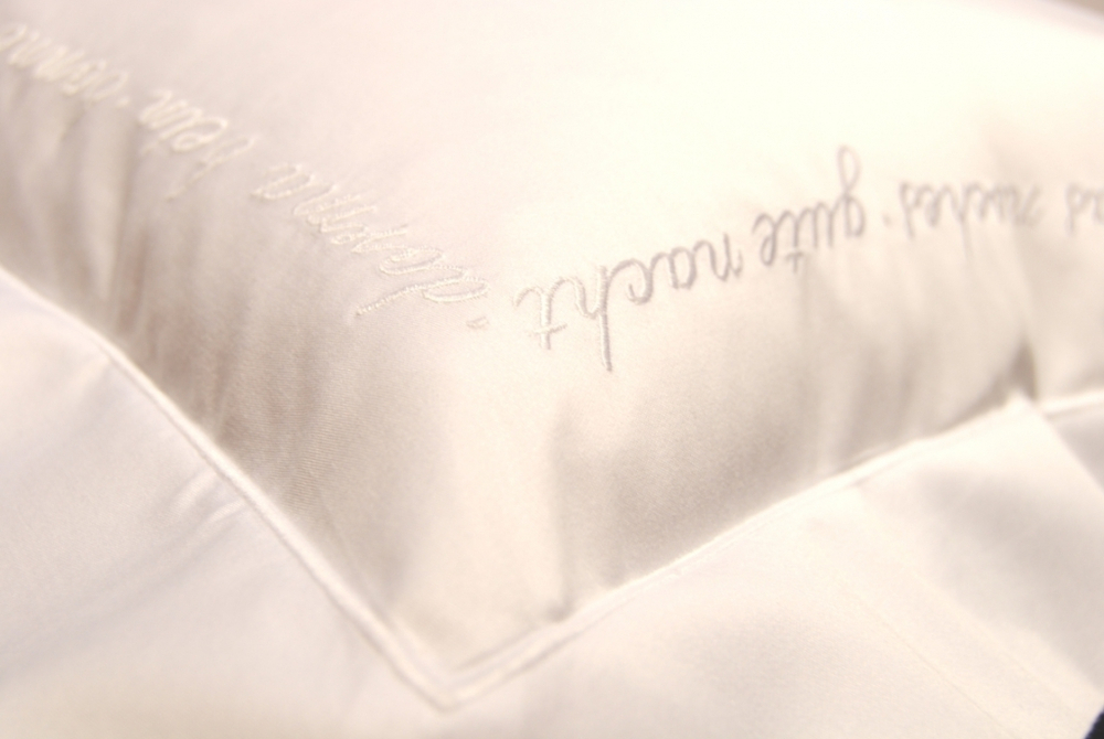 Наволочка 50х75 Christian Fischbacher Luxury Nights Sweet Dreams 557 белая Швейцария фрагмент