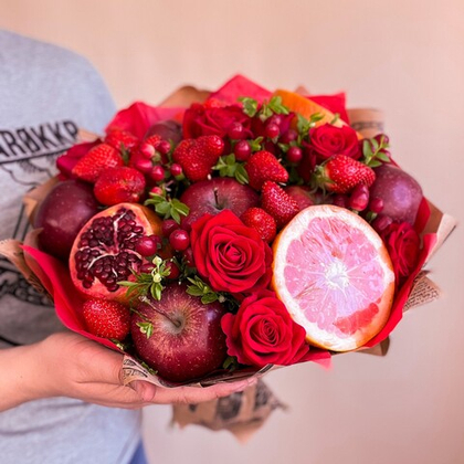 Яркий красный фруктовый букет с гранатом, клубникой, яблоками, грейпфрутом и розами