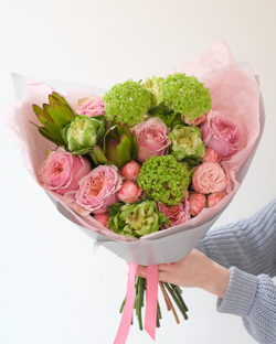 Нежный букет в розово-зеленой гамме с вибурнумом, кустовыми розами и розами Пинк Монстр