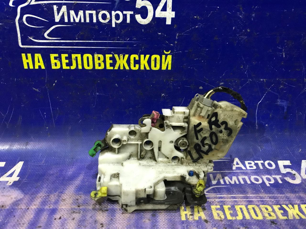 Замок двери передней правой NISSAN TERRANO 1999