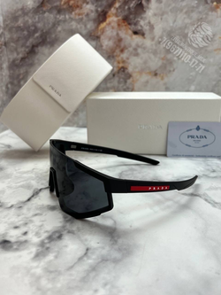 Солнечные очки Prada