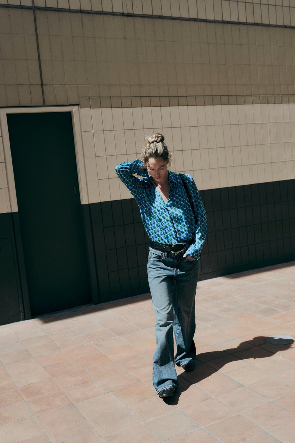 ZARA РУБАШКА ИЗ САТИНА С ГЕОМЕТРИЧЕСКИМ ПРИНТОМ, ЭКРЮ/ЗЕЛЕНЫЙ