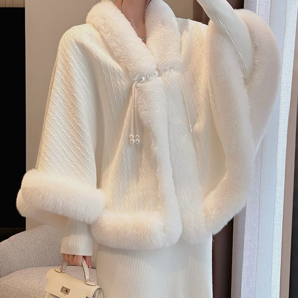Женский вязаный кардиган-накидка с отделкой из искусственного меха