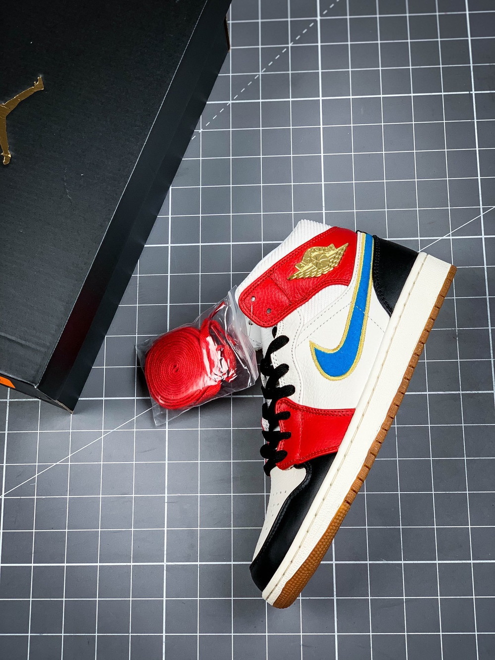 AIR JORDAN 1 MID SAIL/RED/BLACK-BLUE-GOLD