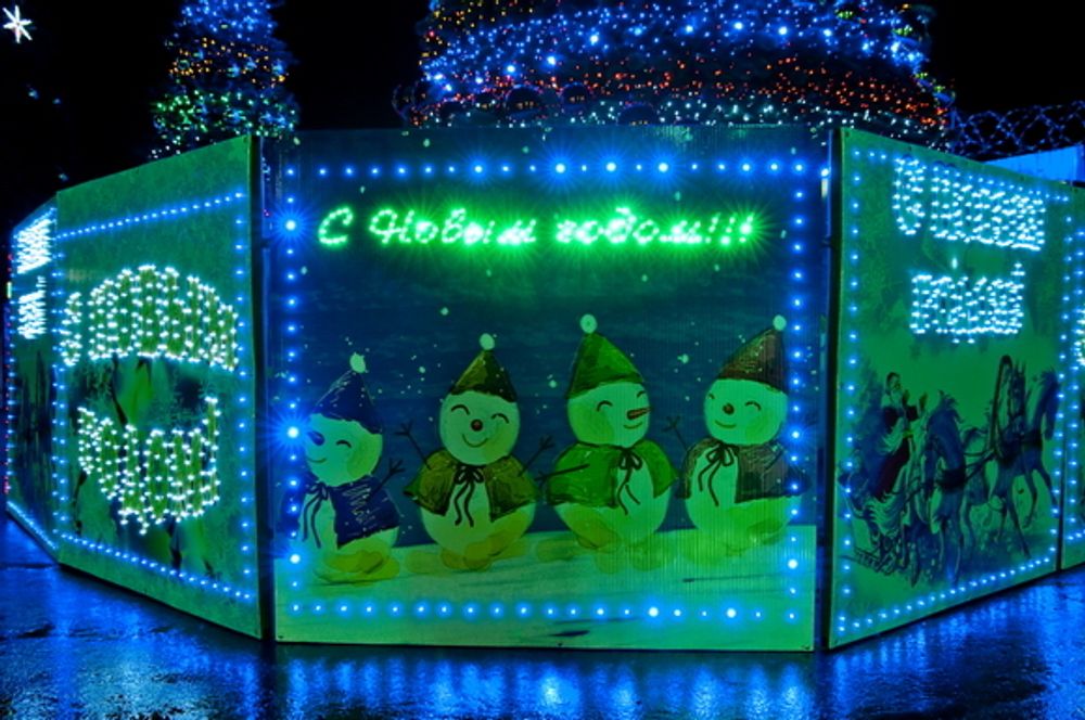 Светящееся ограждение и подиум для большой елки