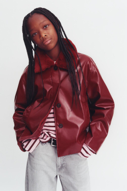 ZARA КУРТКА ИЗ ЛАКИРОВАННОЙ ТКАНИ СО СЪЕМНЫМ ВОРОТНИКОМ, БУРГУНДИ