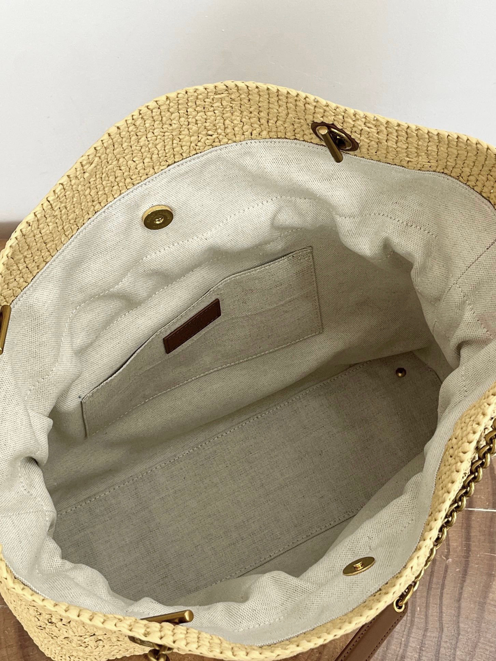 JAMIE SHOPPING IN RAFFIA