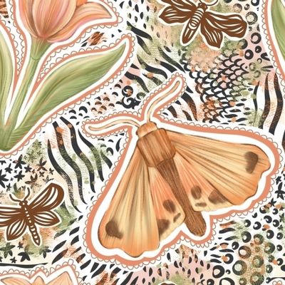 Бабочка Бражник и цветок на черно белом фоне