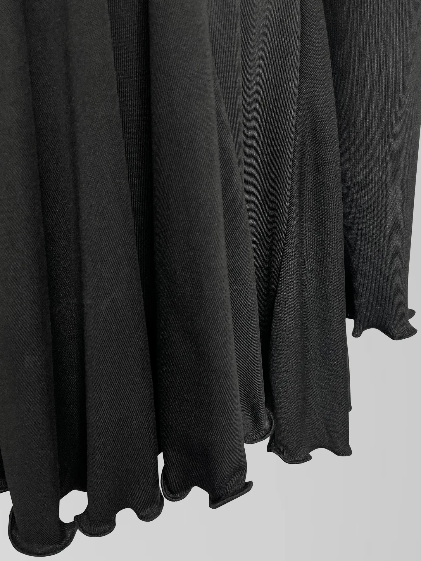 Платье SC однотонное короткое с длинным рукавом и расклешенной юбкой