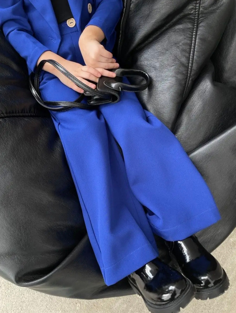 Яркий классический костюм для девочки