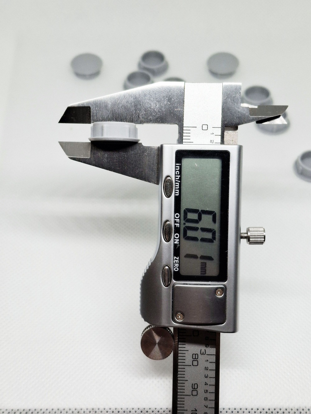 Заглушка пластиковая для отверстий белая D10 мм - 20 шт.