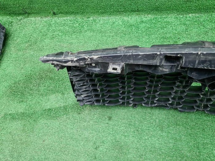 Решетка радиатора Infiniti QX80 (2017-2020)