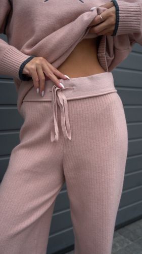 Розовый трикотажный костюм